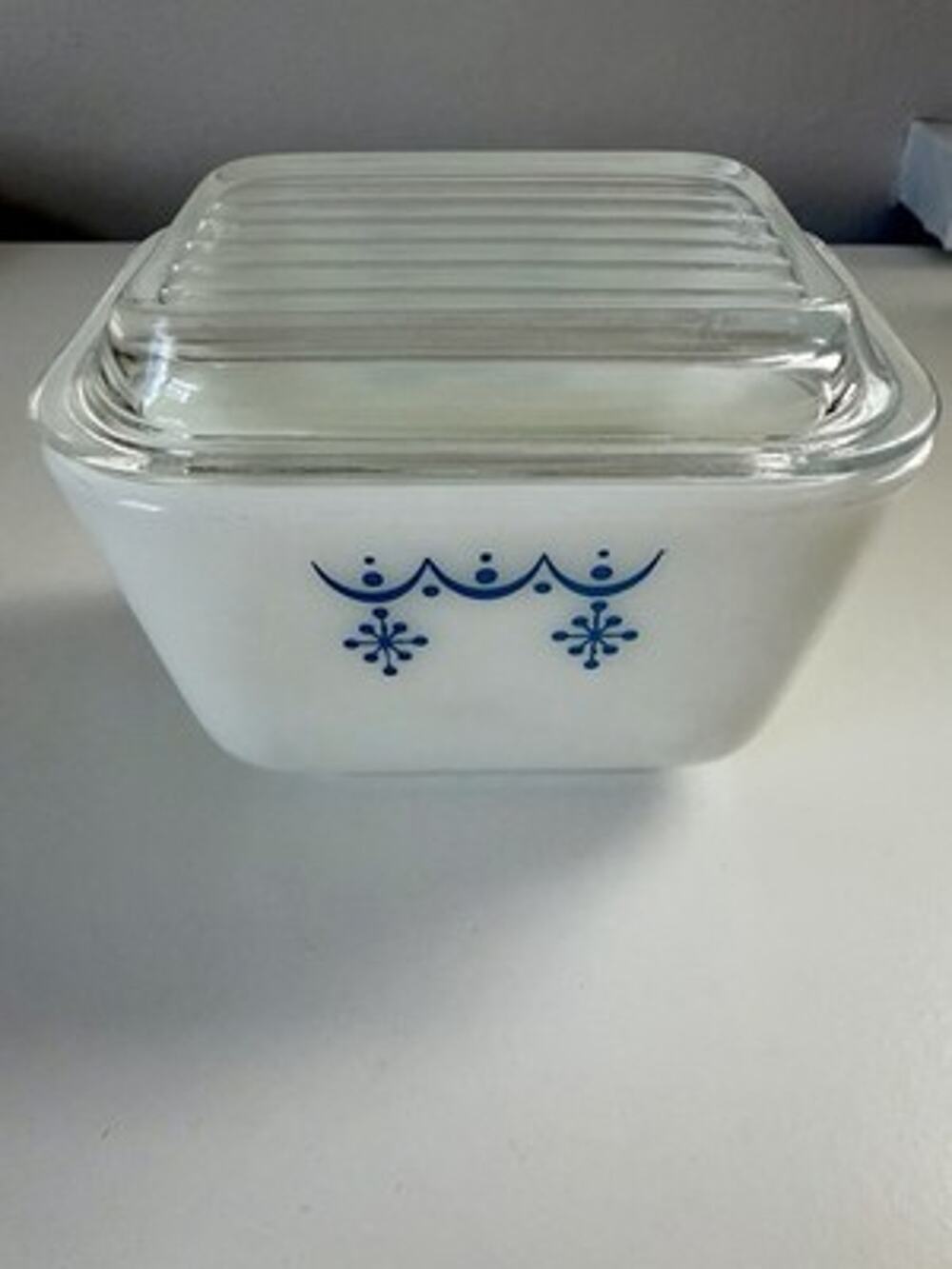 Vintage Pyrex Blue Snowflake Refrigerator Dish 501 with Glass Lid 1 1/2 Cup